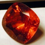 Clinohumite: propiedades, beneficios y significado de esta piedra preciosa