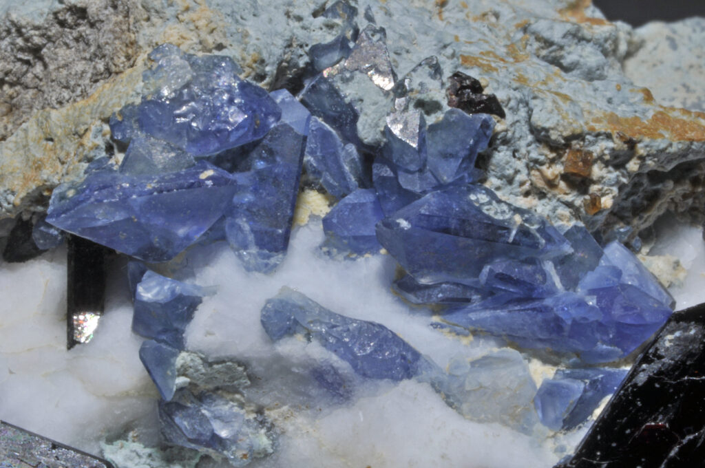 Benitoita azul: propiedades, beneficios y significado de esta joya