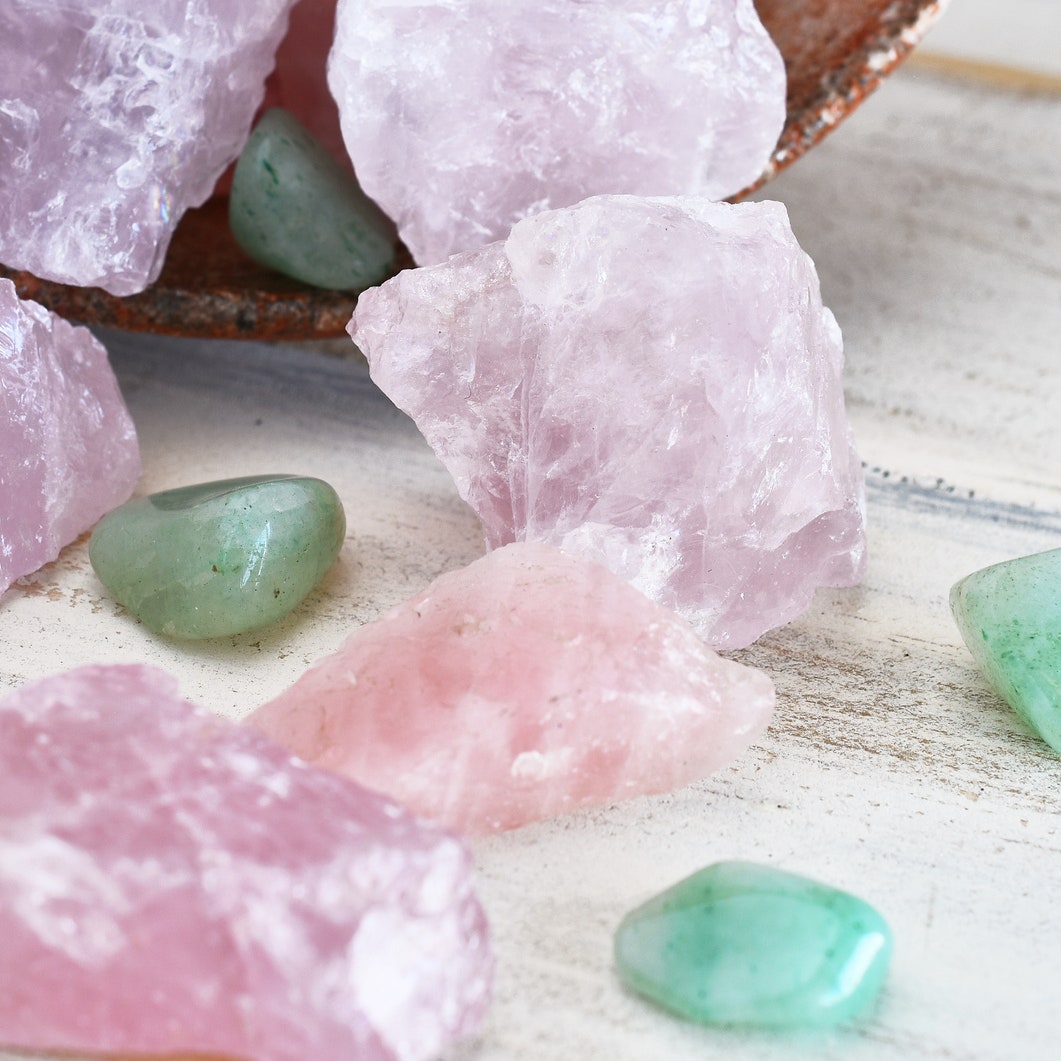 Cuarzo rosa: propiedades, beneficios y significado de esta poderosa gema
