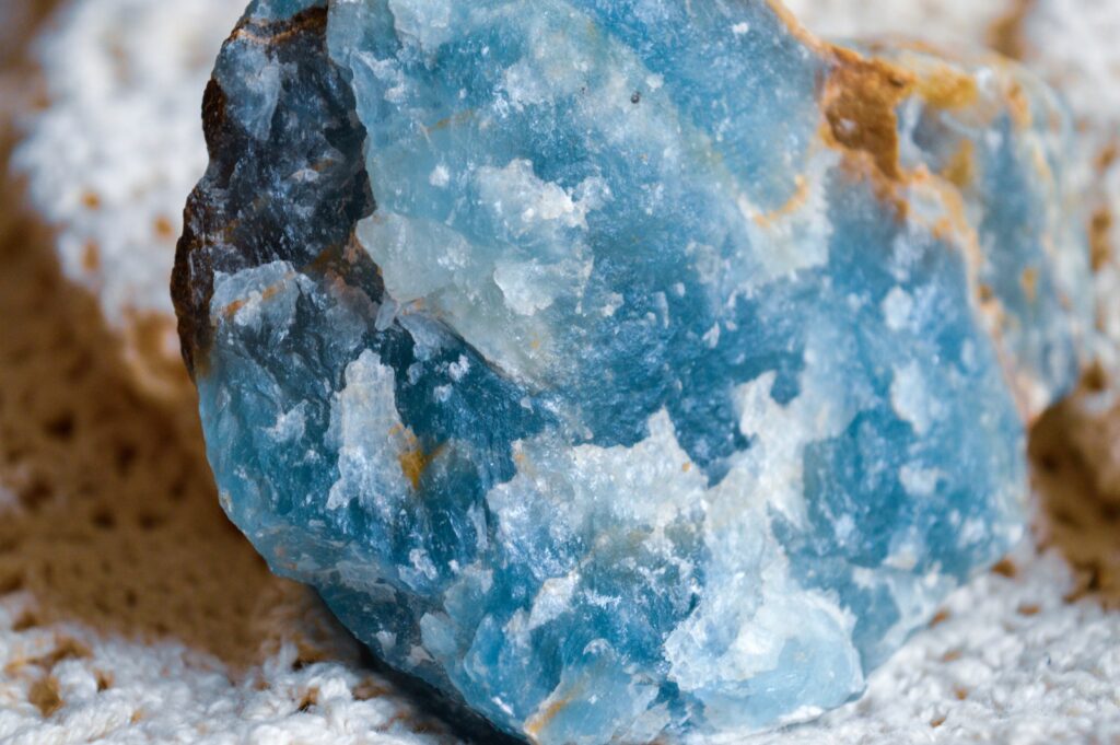 Piedra azul de preseli: propiedades, beneficios y significado